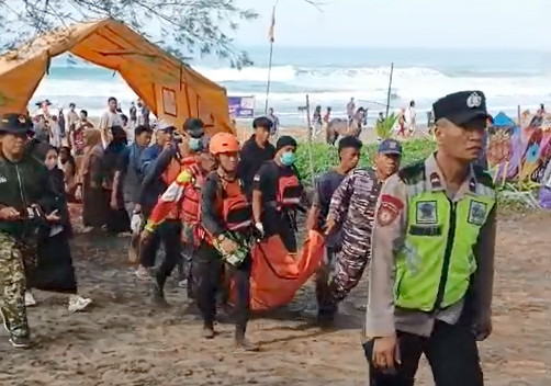 4 Wisatawan Tenggelam di Pantai Gajah, Dua Ditemukan Meninggal
