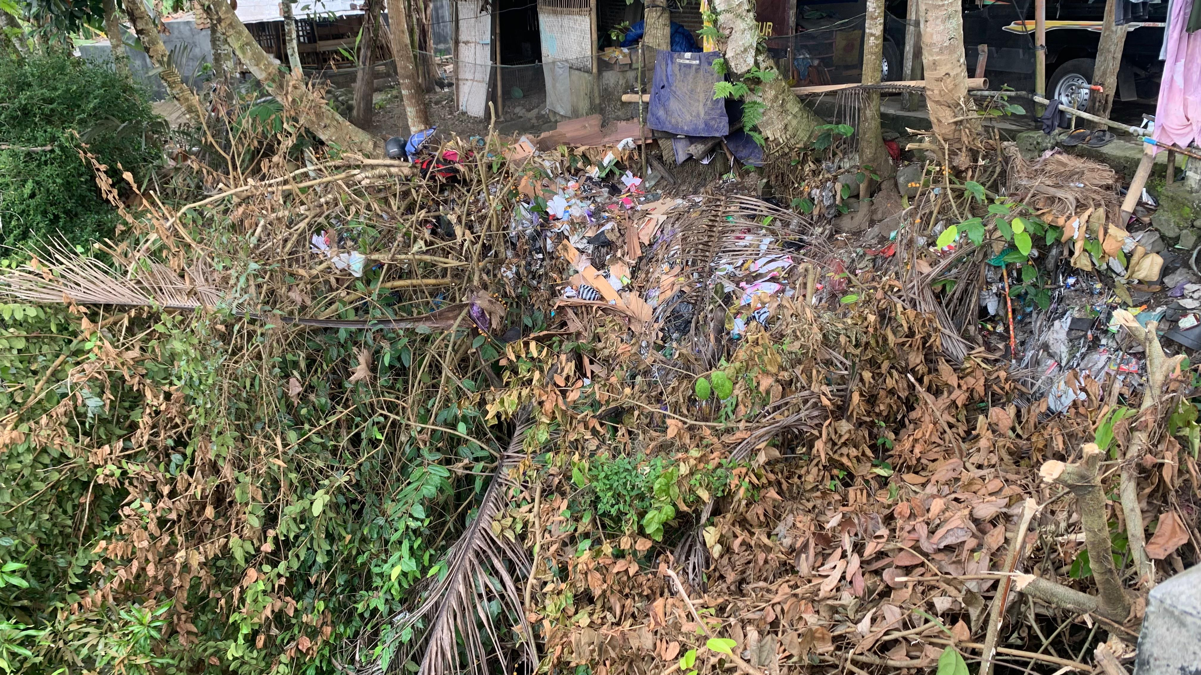 Tumpukan Sampah di Bantaran Jembatan Desa Babakan–Dawuhan Picu Longsor ke Sungai