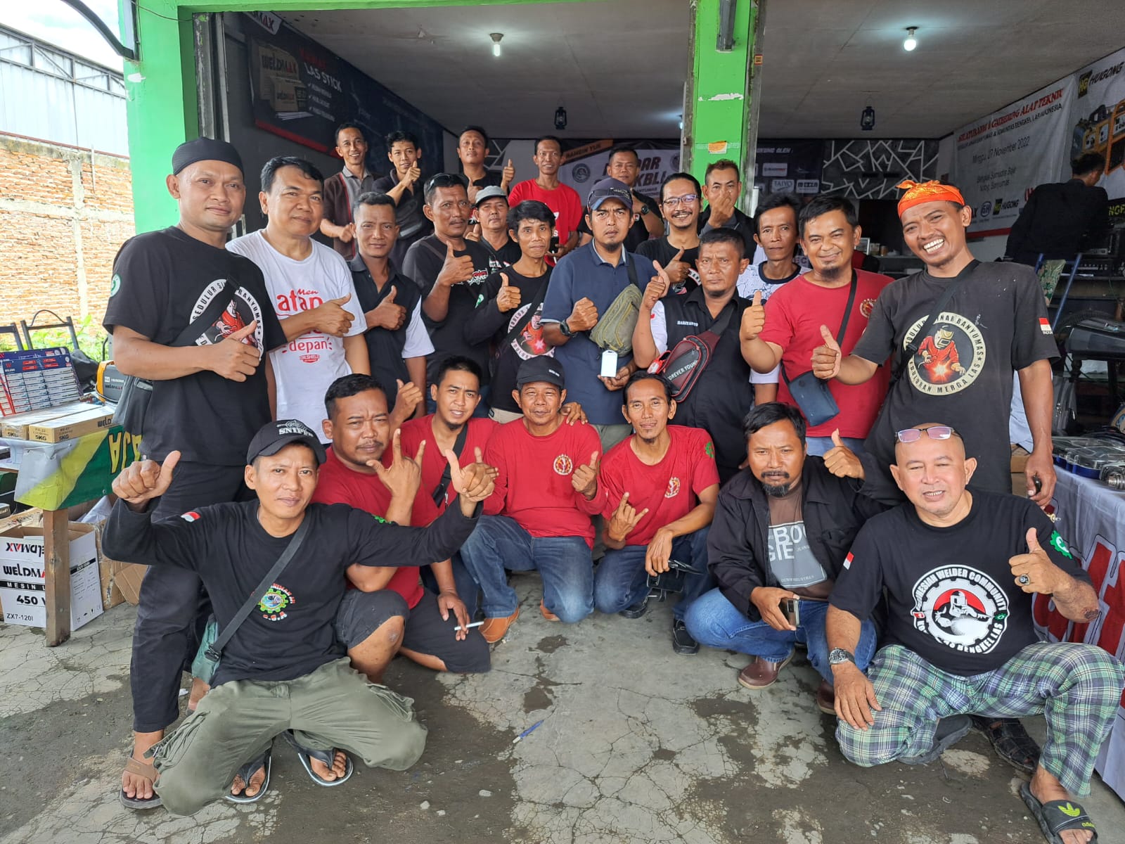 Hangatnya Pijar Api Las di Banyumas