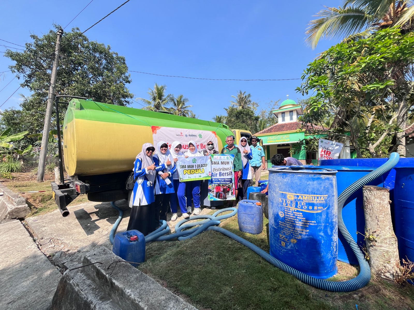 SMA Muhammadiyah Cilacap Salurkan Bantuan Air Bersih ke Dua Wilayah