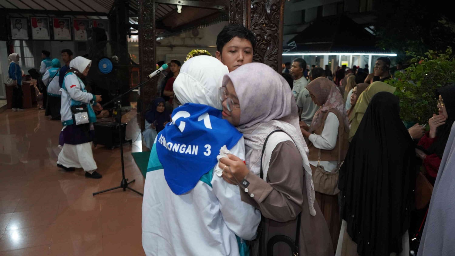 Pelepasan ke Asrama Haji Diwarnai Suasana Haru