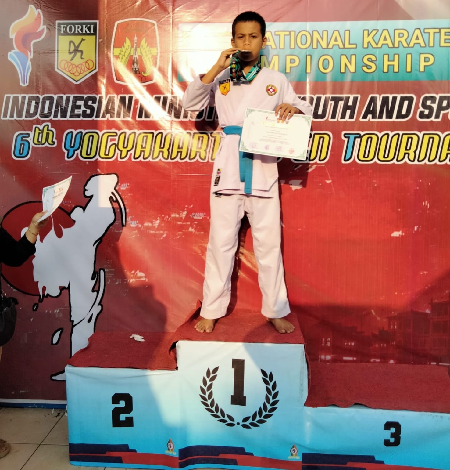 Setahun Tempa Diri, Dhefar Fattan Mubina Berdiri di Podium Tertinggi
