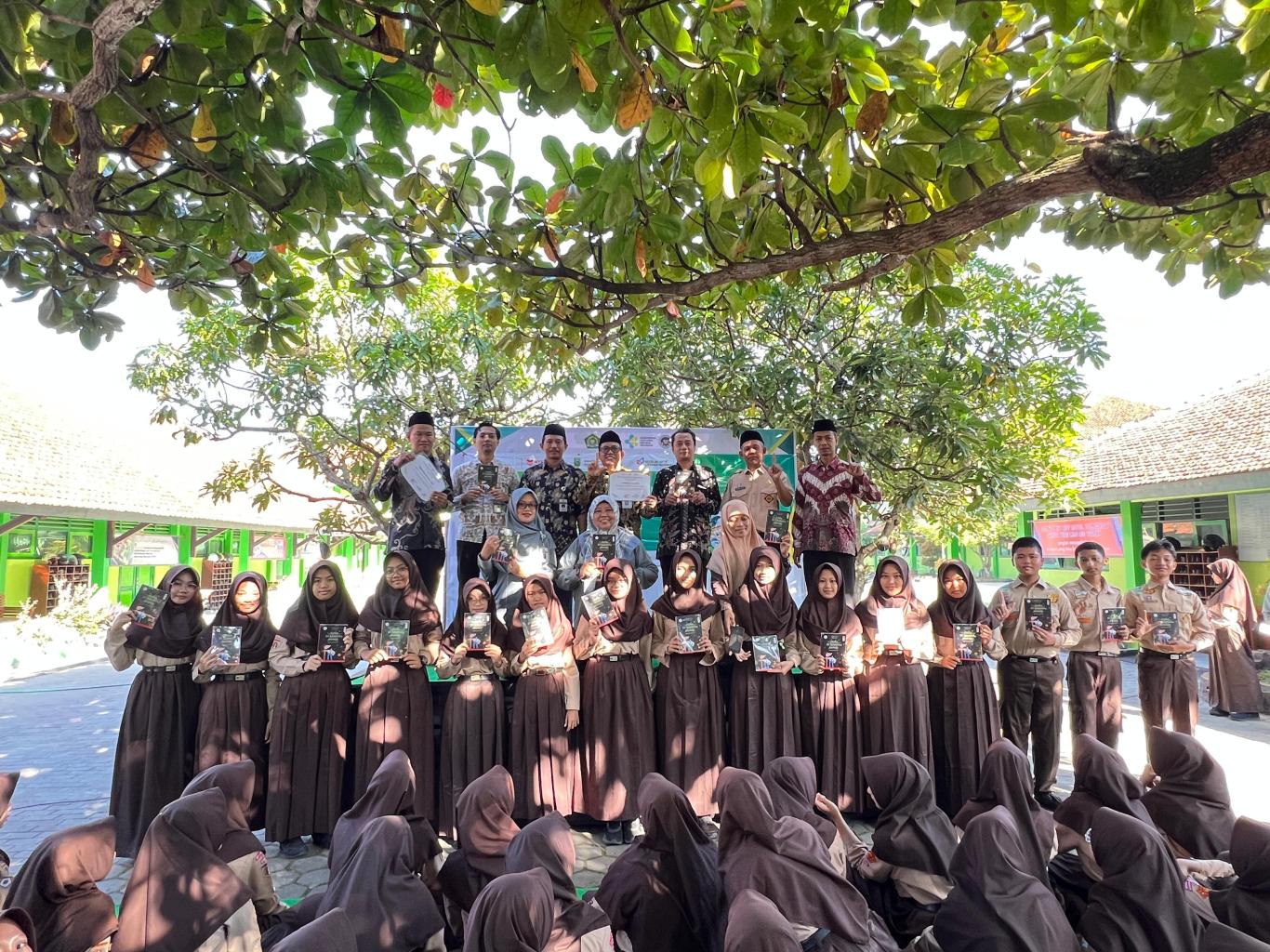 MTs N 1 Kebumen Raih Penghargaan Literasi