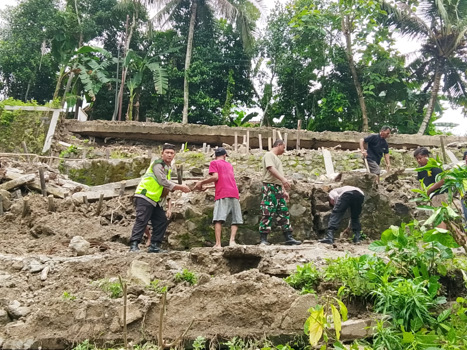 Talud Ambruk, Jalan Desa Krakal Sempat Terputus