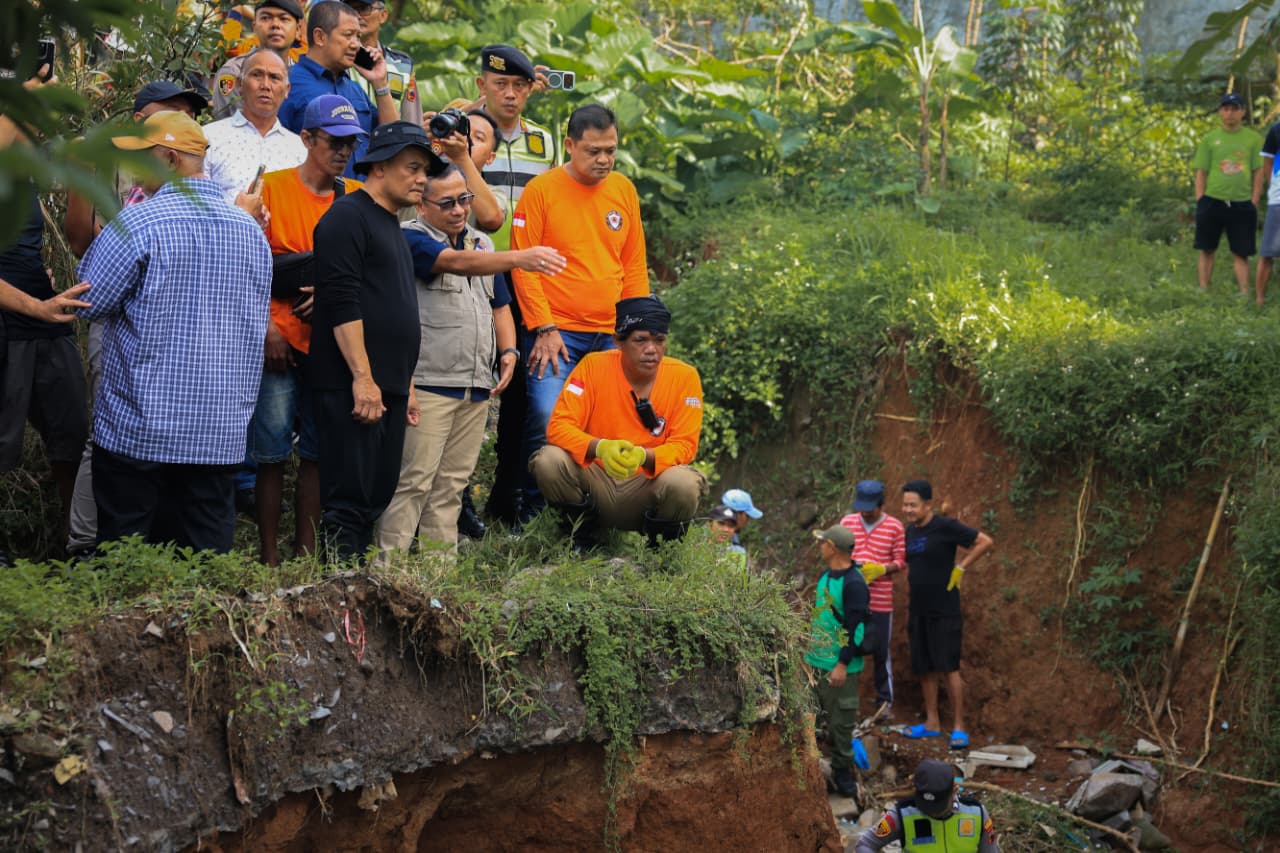 Ahmad Luthfi Instruksikan Penanganan Longsor di Ungaran Timur Tuntas dalam Sepekan