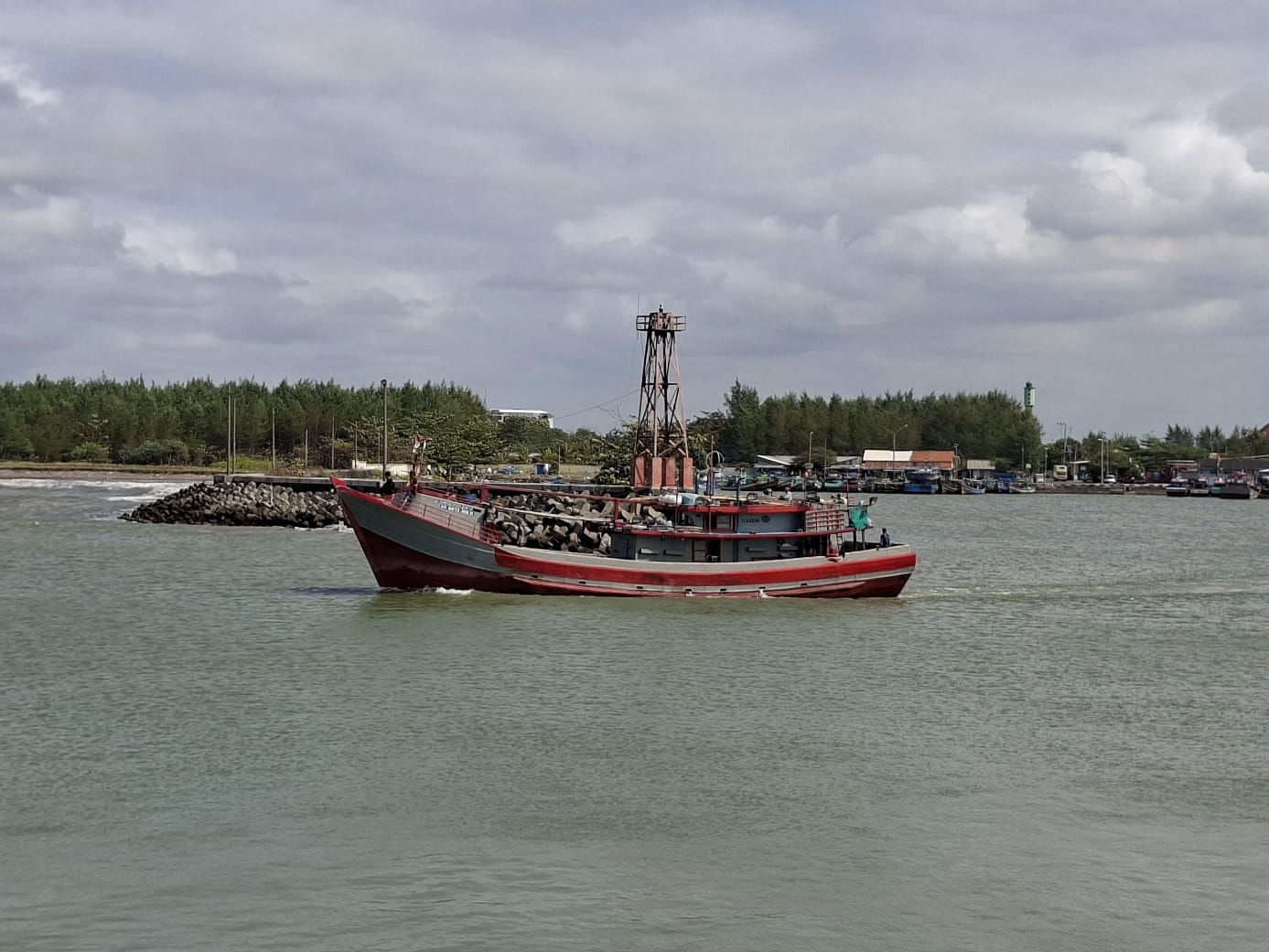 Gelombang Tinggi Hingga 4 Meter di Perairan Selatan Jawa Tengah, Nelayan Tetap Waspada
