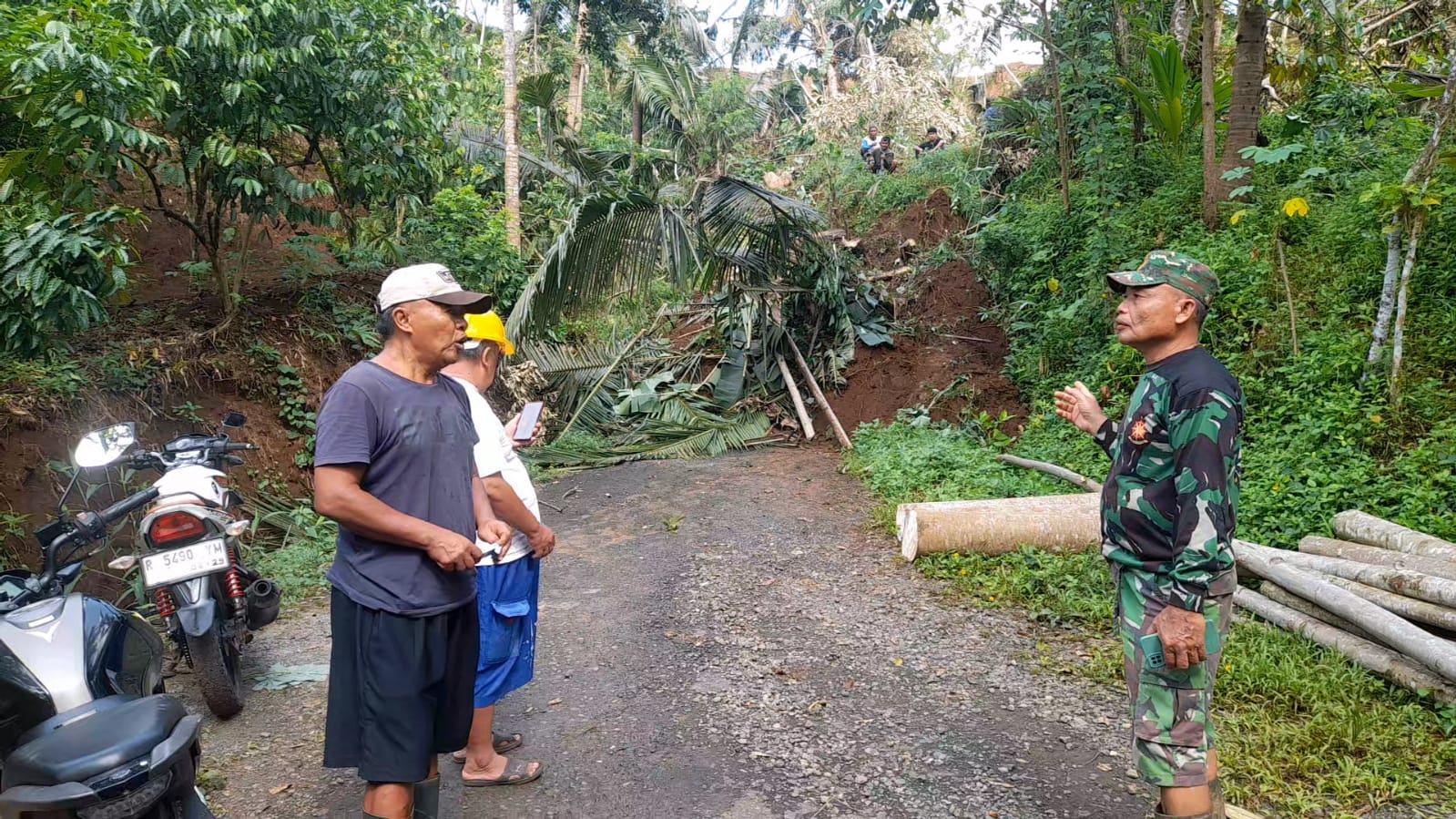 Tebing 13 Meter di Masaran Longsor, Akses Jalan Warga Tertutup 