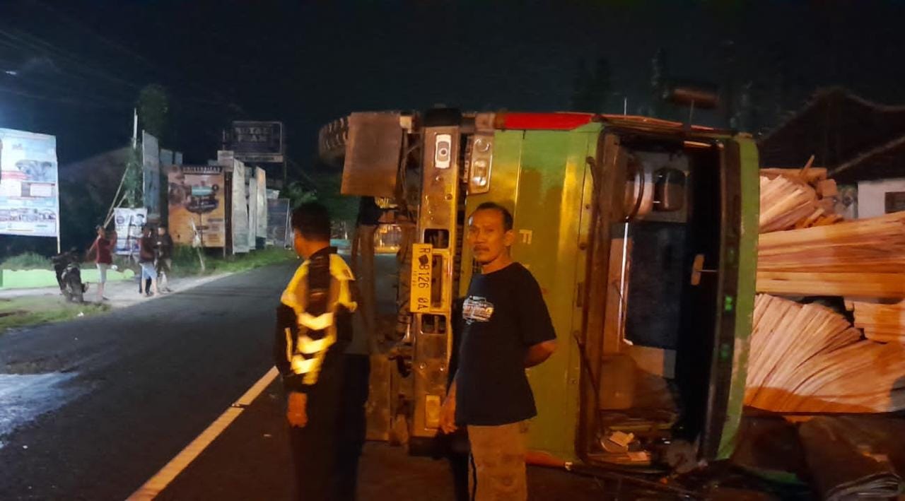 Kecelakaan Tunggal, Truk Terguling di Samping Pos Satlantas Bobotsari