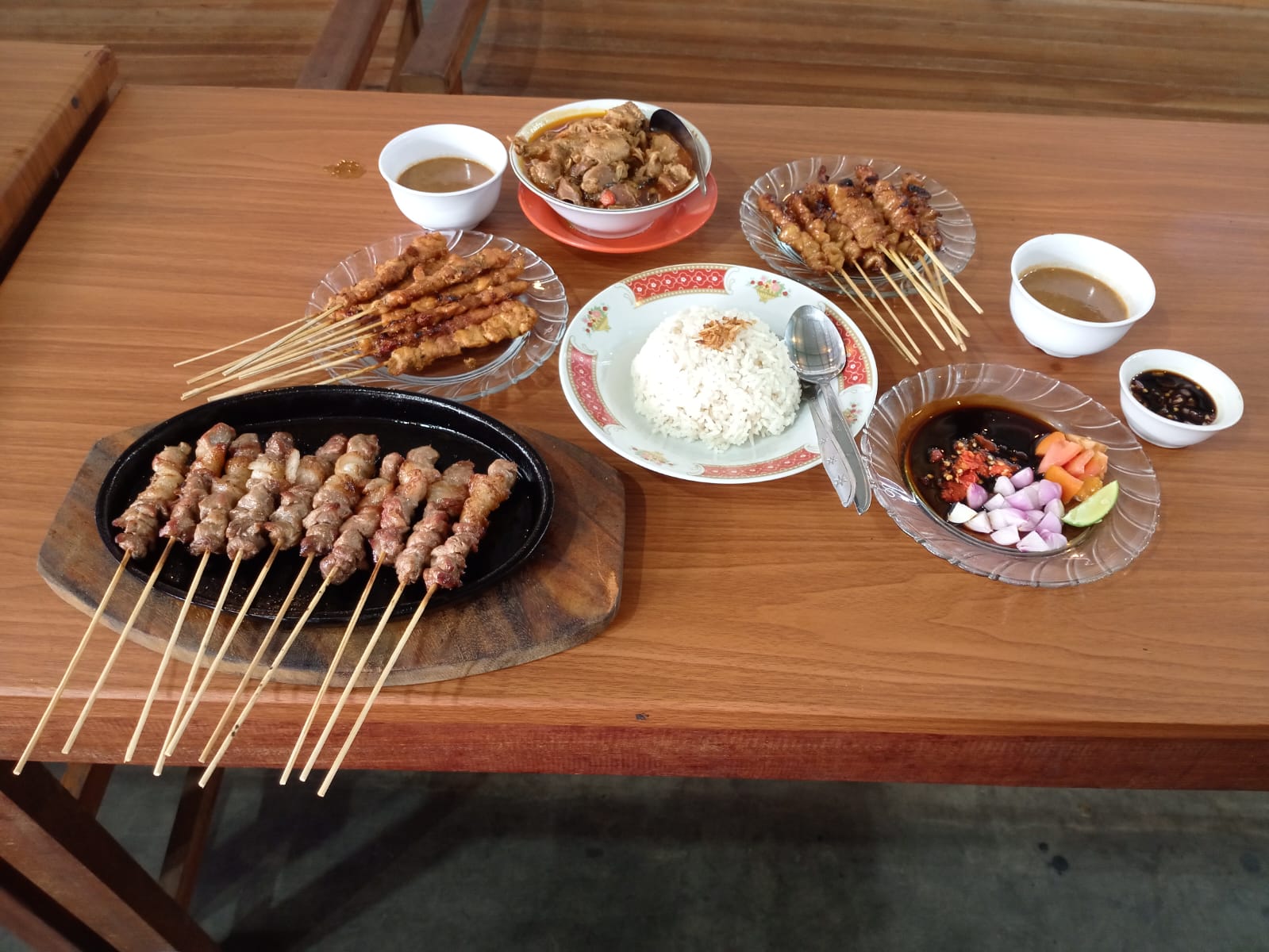 Menikmati Gulai dan Rica-Rica Ayam Rasa Terbaik dengan Harga Terjangkau di Warung Sate H Sangidi Kalikajar