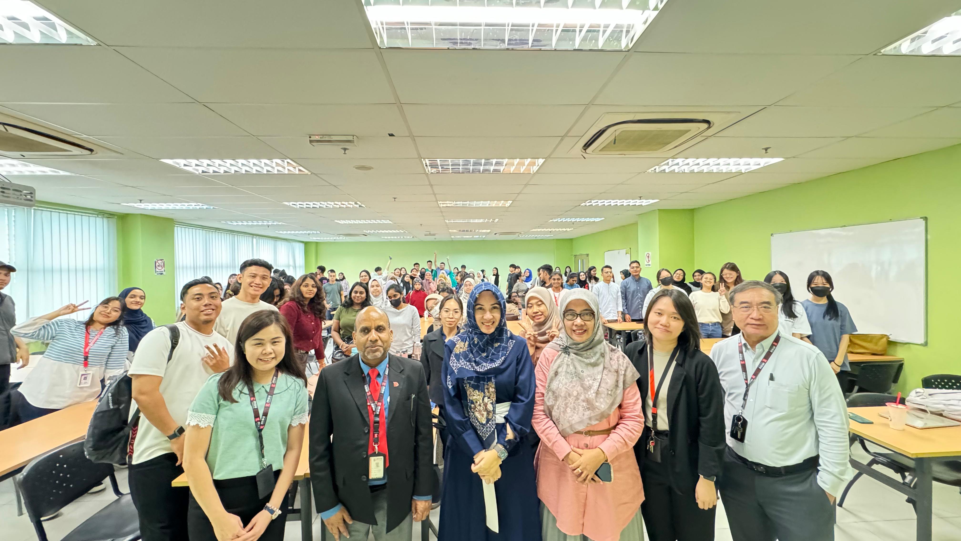 Dosen Farmasi UMP Berbagi Pengetahuan di Malaysia Melalui Guest Lecture