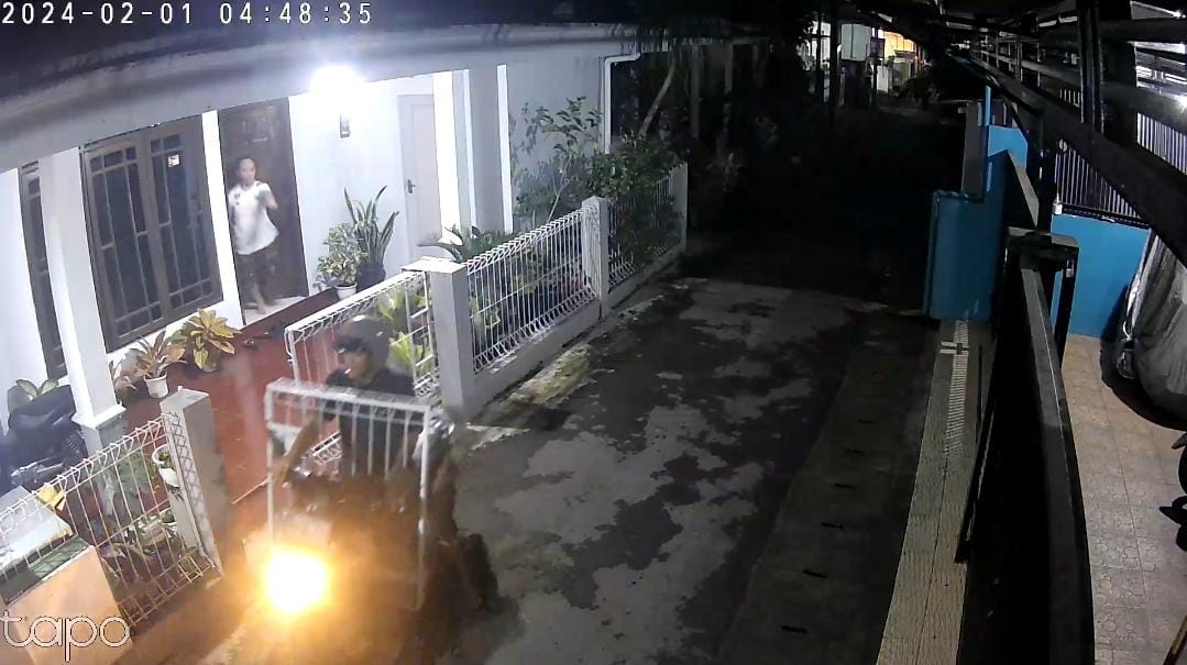 Terekam CCTV, Pria Bertato Curi Pintu Pagar Besi di Purwokerto, Sempat Dikejar Tapi Berhasil Kabur