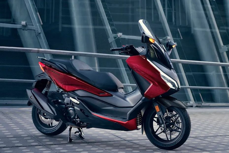 Harga Motor Honda Forza 250 Rp 83 Juta! Worth It Nggak Sih Dibanding Xmax?