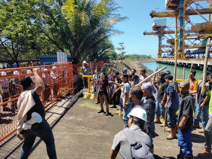 Puluhan Massa Adipala Tuntut Kegiatan Dredging di Dermaga PLTU Adipala Cilacap