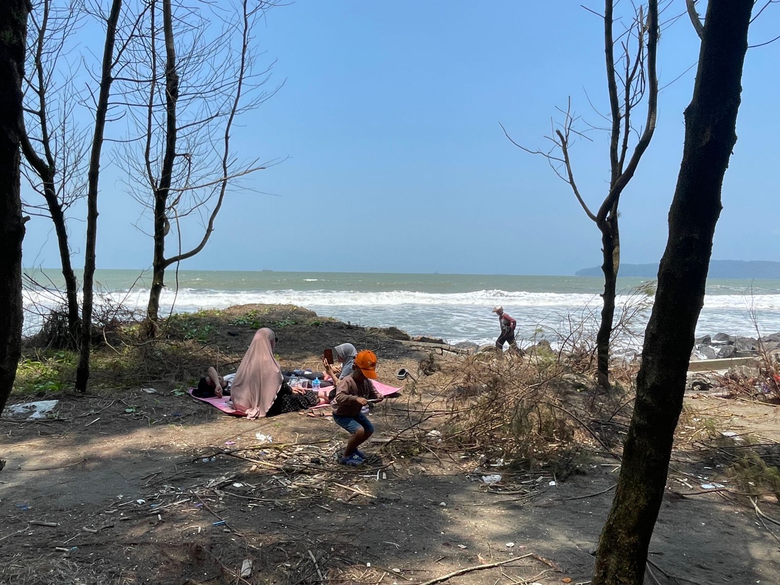 Pantai Cemara Jajar Tetap Ramai Pengunjung Meski Tanggul Belum Diperbaiki