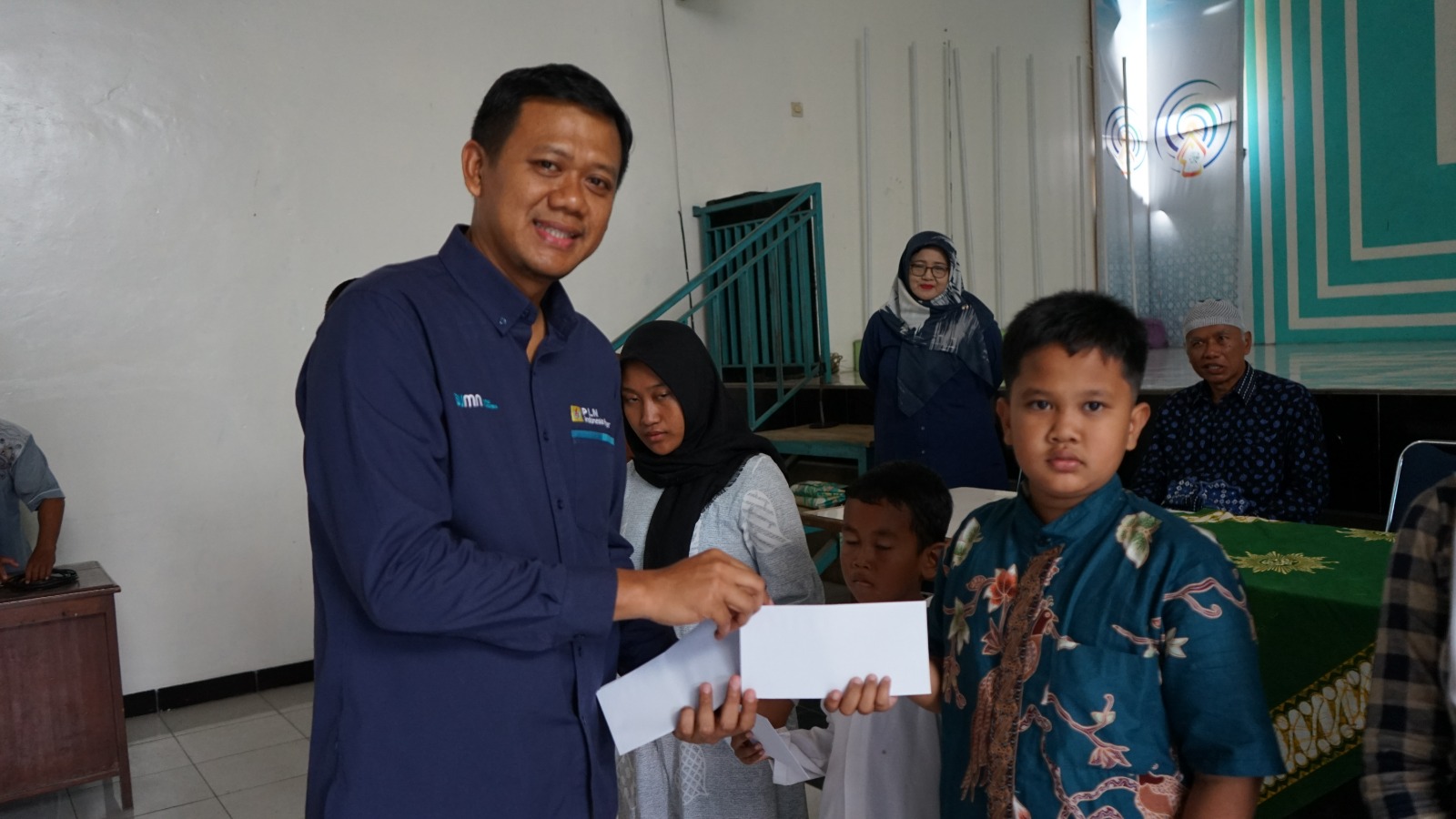 PLN Indonesia Power UBP Mrica Salurkan Santunan Kepada Anak Yatim dan Dhuafa