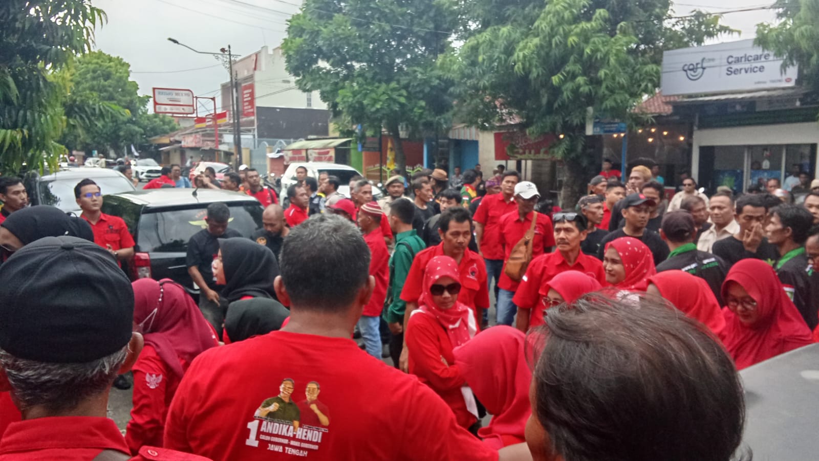 Ratusan Orang Datangi Kantor Bawaslu Kabupaten Purbalingga, Laporkan Pencatutan Logo PDIP 