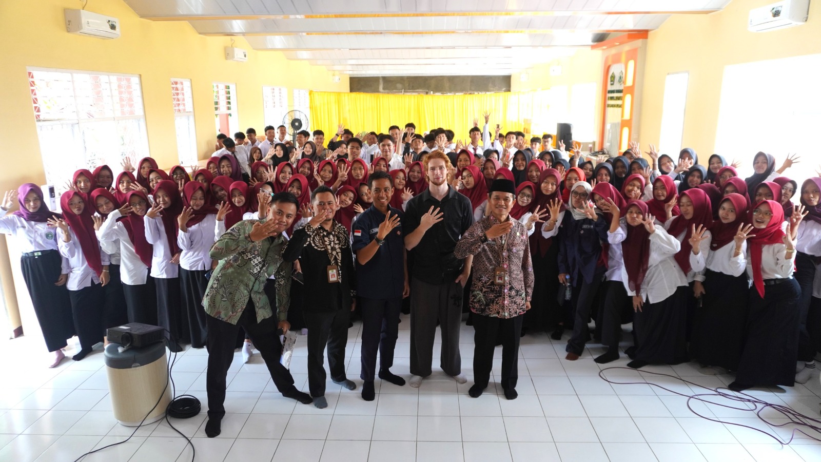 Native Speaker Latih Siswa MAN 4 Kebumen