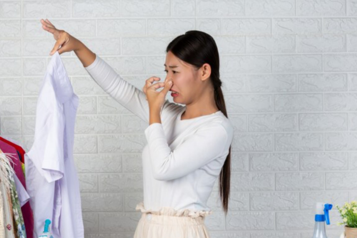 Simak 6 Tips Mencuci Baju saat Musim Hujan agar Tidak Bau Apek!