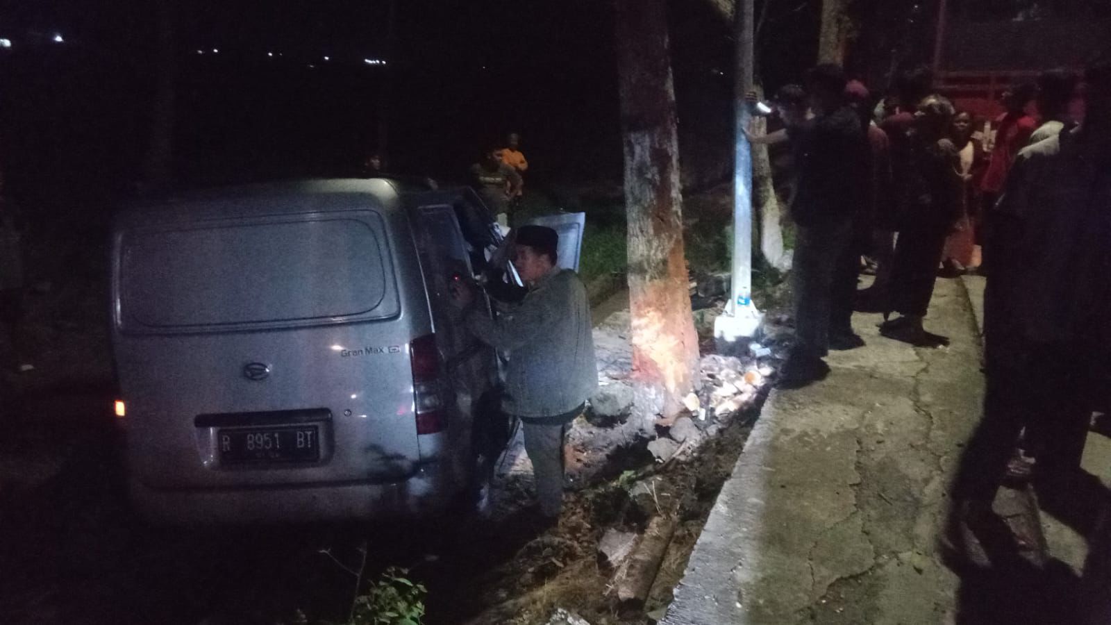 Minibus Terperosok ke Sawah di Adipala Cilacap, Sopir Dievakuasi Tim SAR