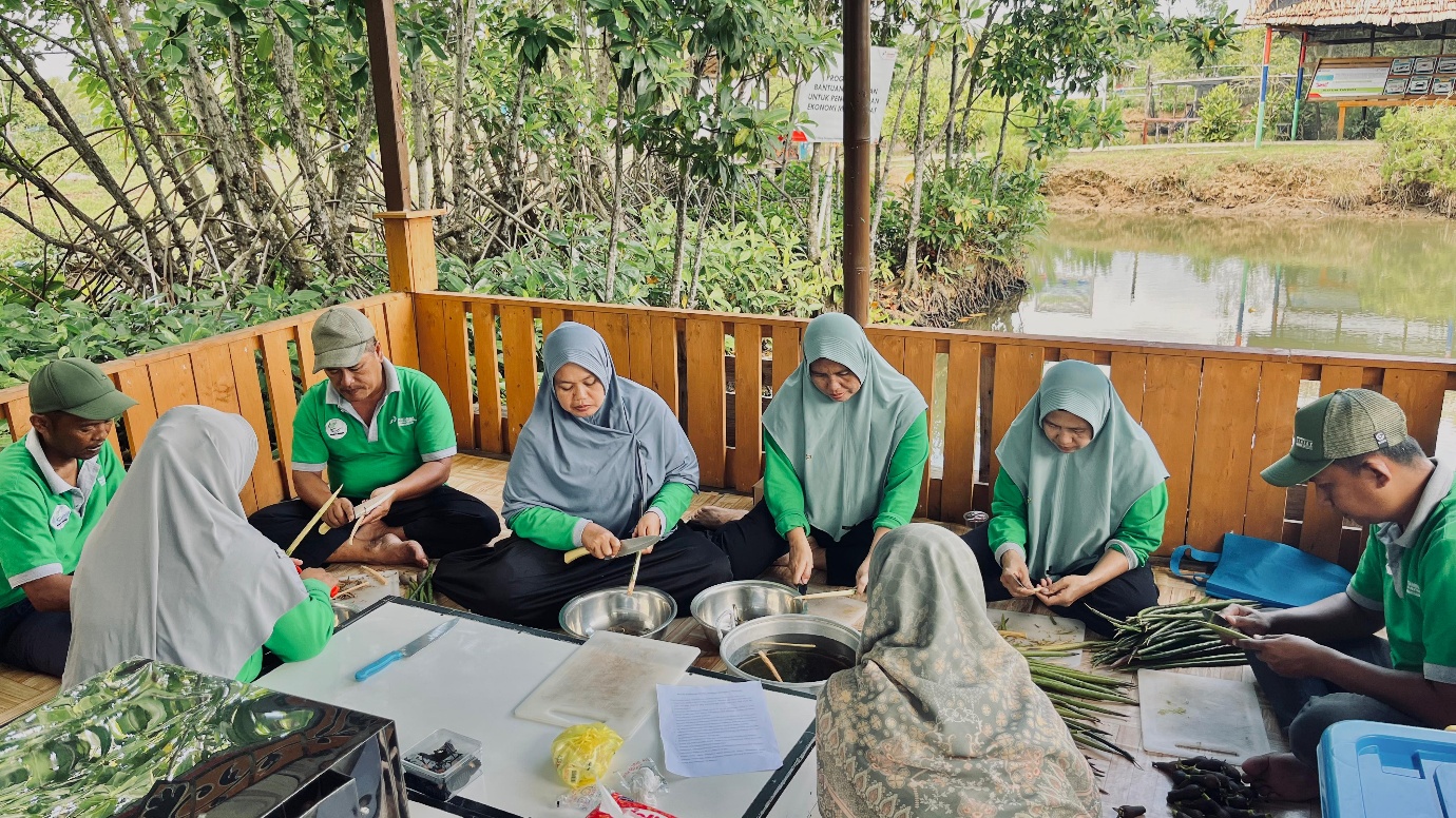 Kelompok MAMAKU Kampoeng Kepiting Desa Kutawaru Cilacap Olah Buah Mangrove Rhizophora Mucronata