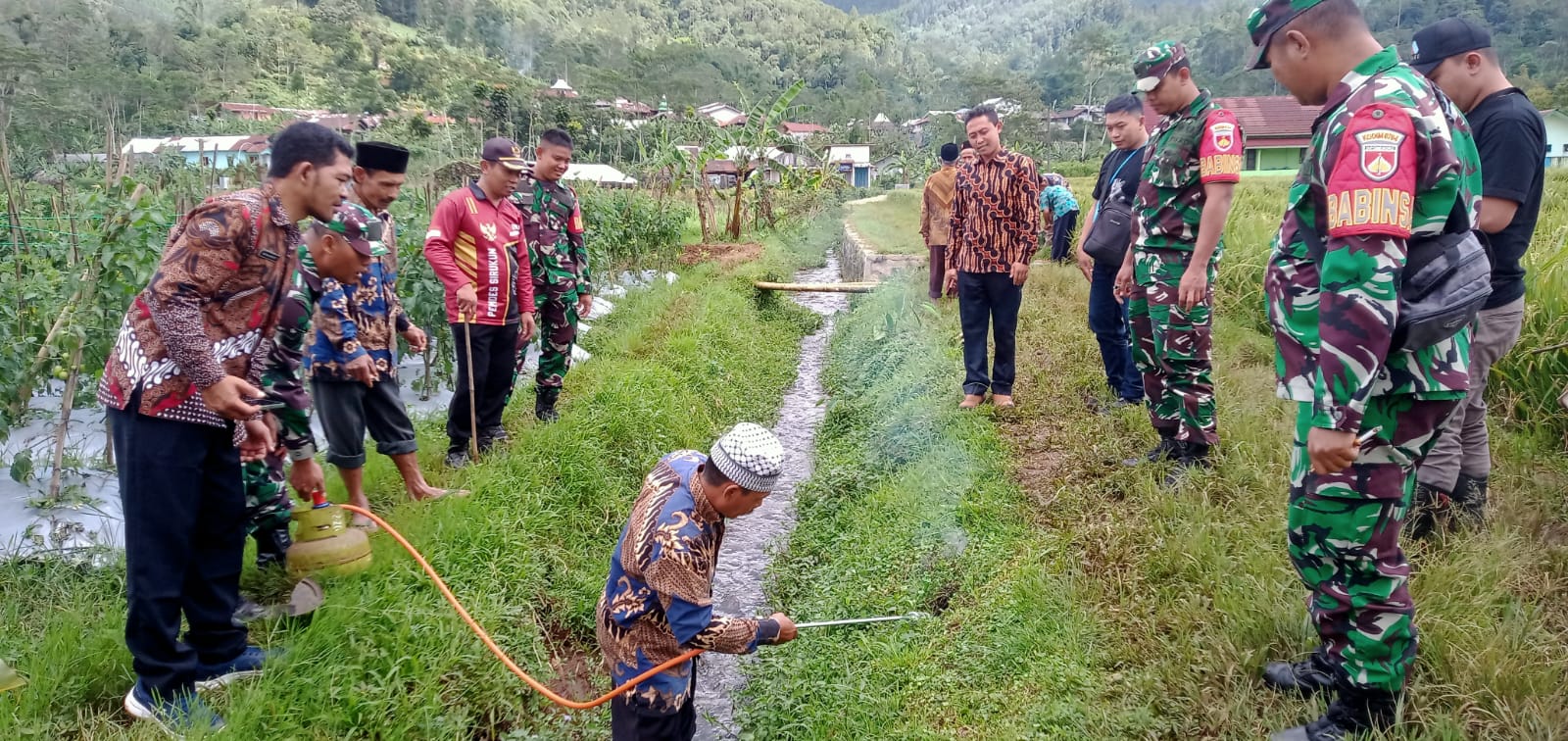 Antisipasi Hama Tikus, Pemdes Sirukun Bagikan 39 Set Fogging kepada Petani