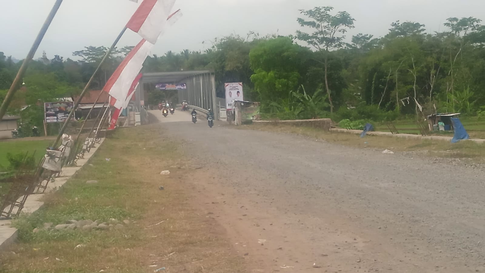 Gelap, Belum Ada LPJU di Ruas Jalan ke Jembatan Wirasana-Kalikajar