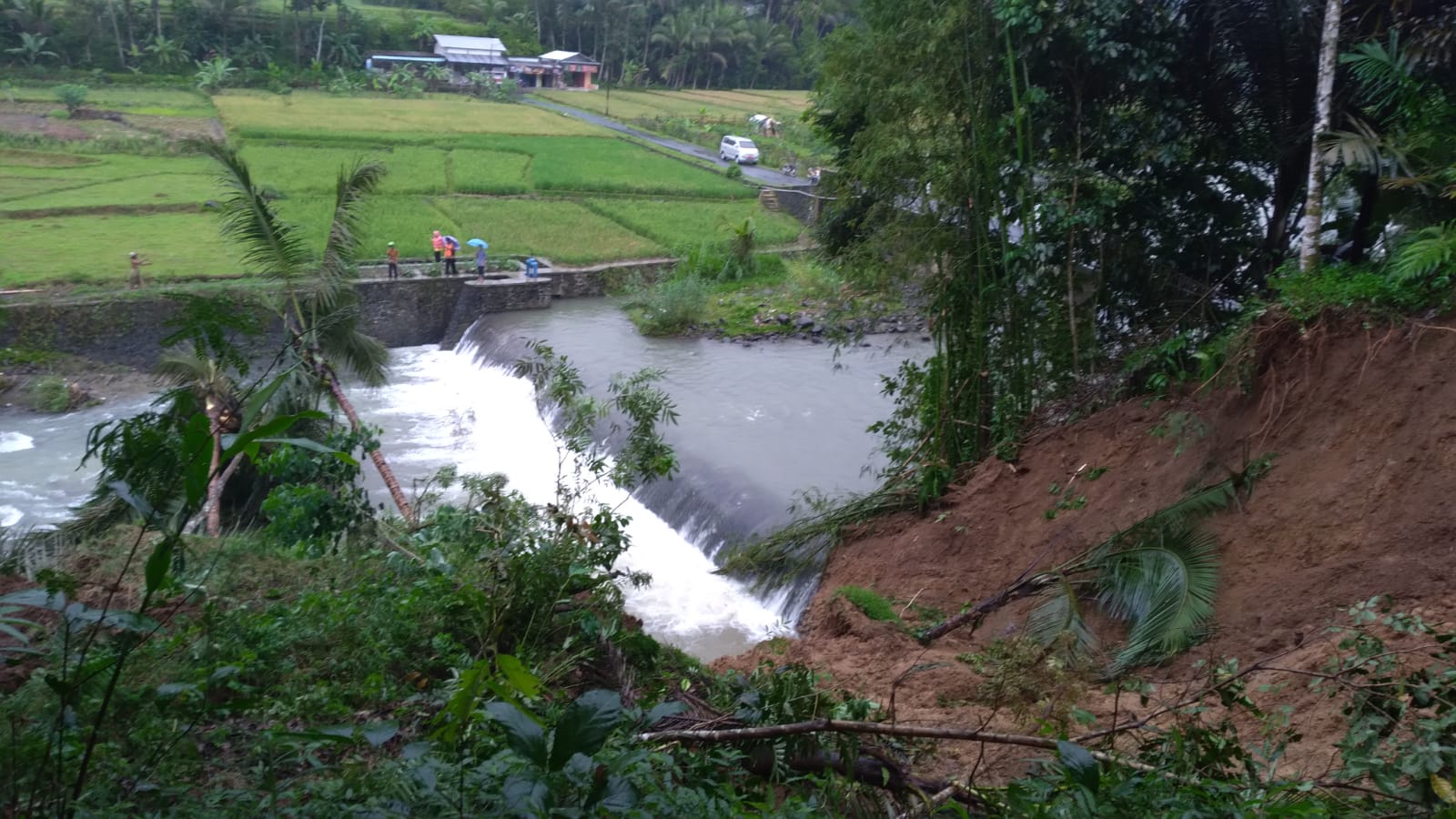 Hujan Deras, Talud Sayap Bendung Sungai Laban di Bungkanel Longsor 
