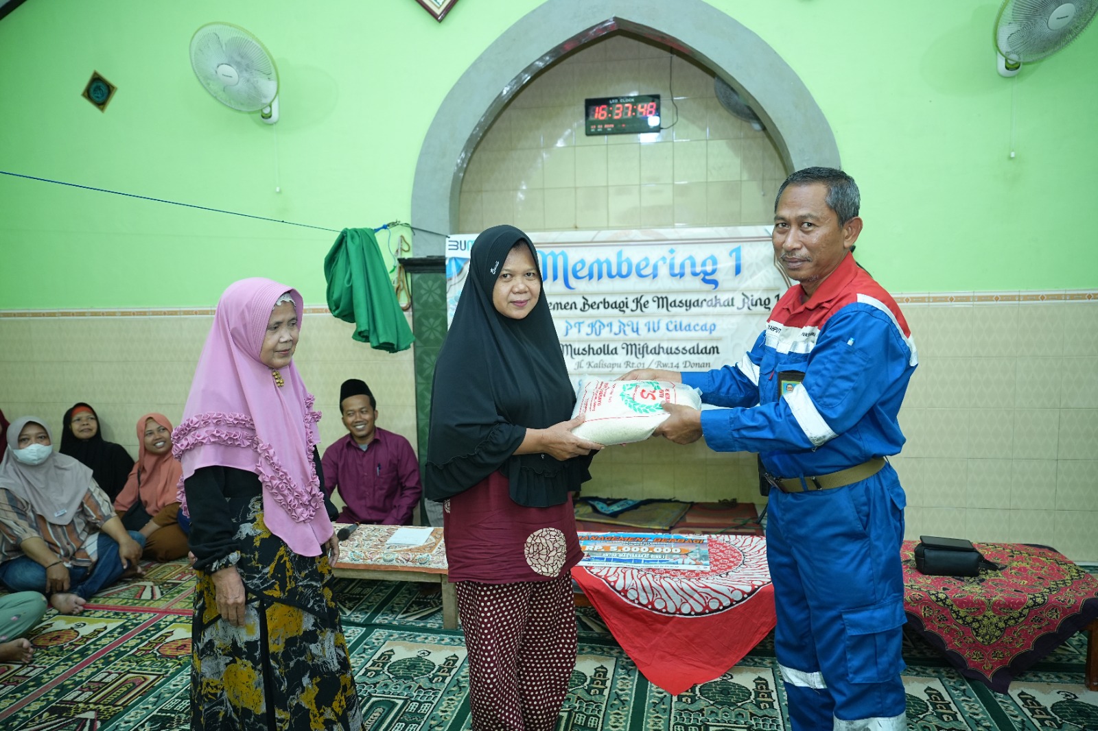 Salurkan Bantuan Beras untuk Warga sekitar Kilang, Wujud Nyata Kepedulian Kilang Pertamina Cilacap