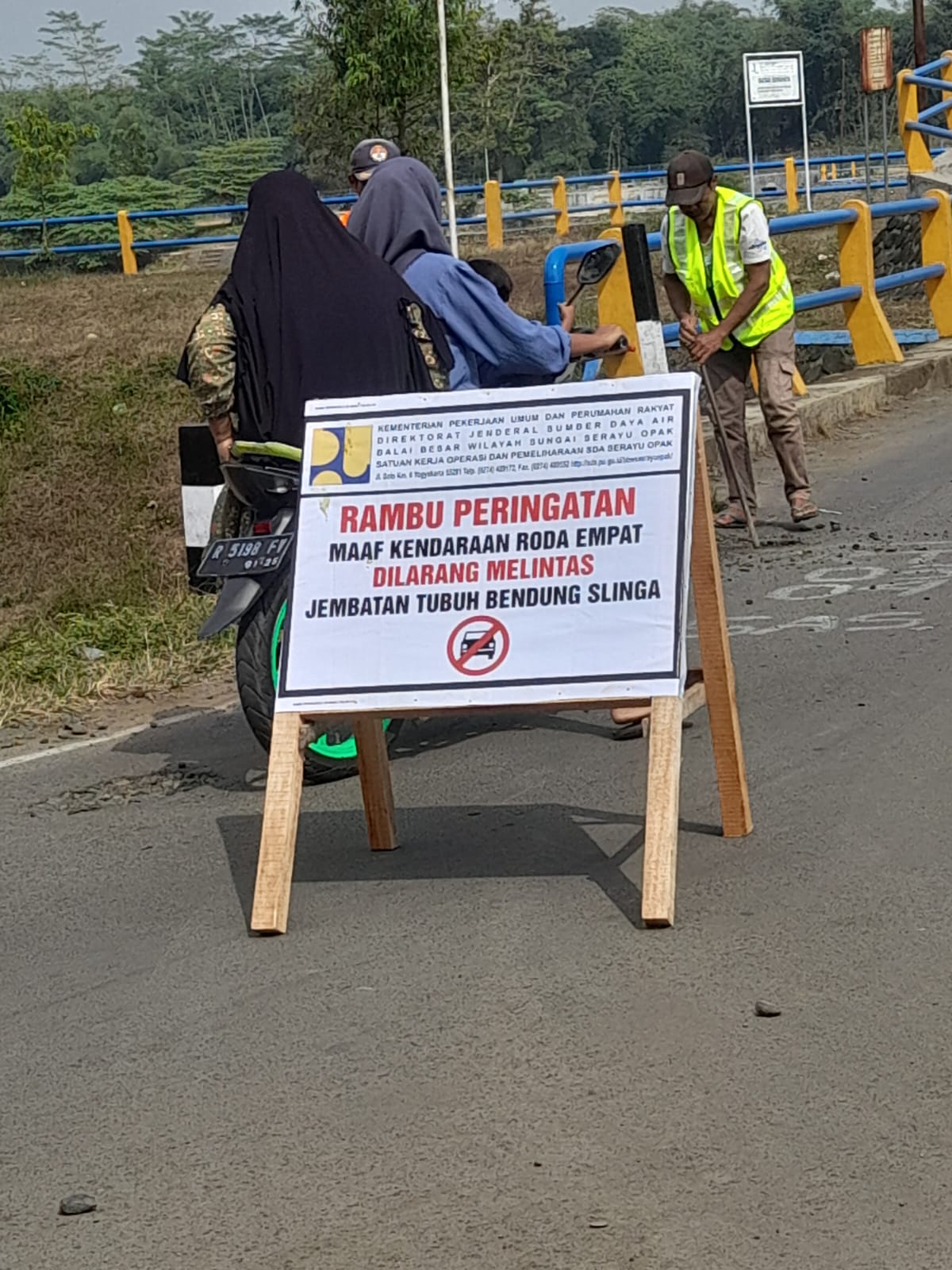 Warga Keluhkan Penutupan Jembatan Bendung Slinga Untuk Mobil