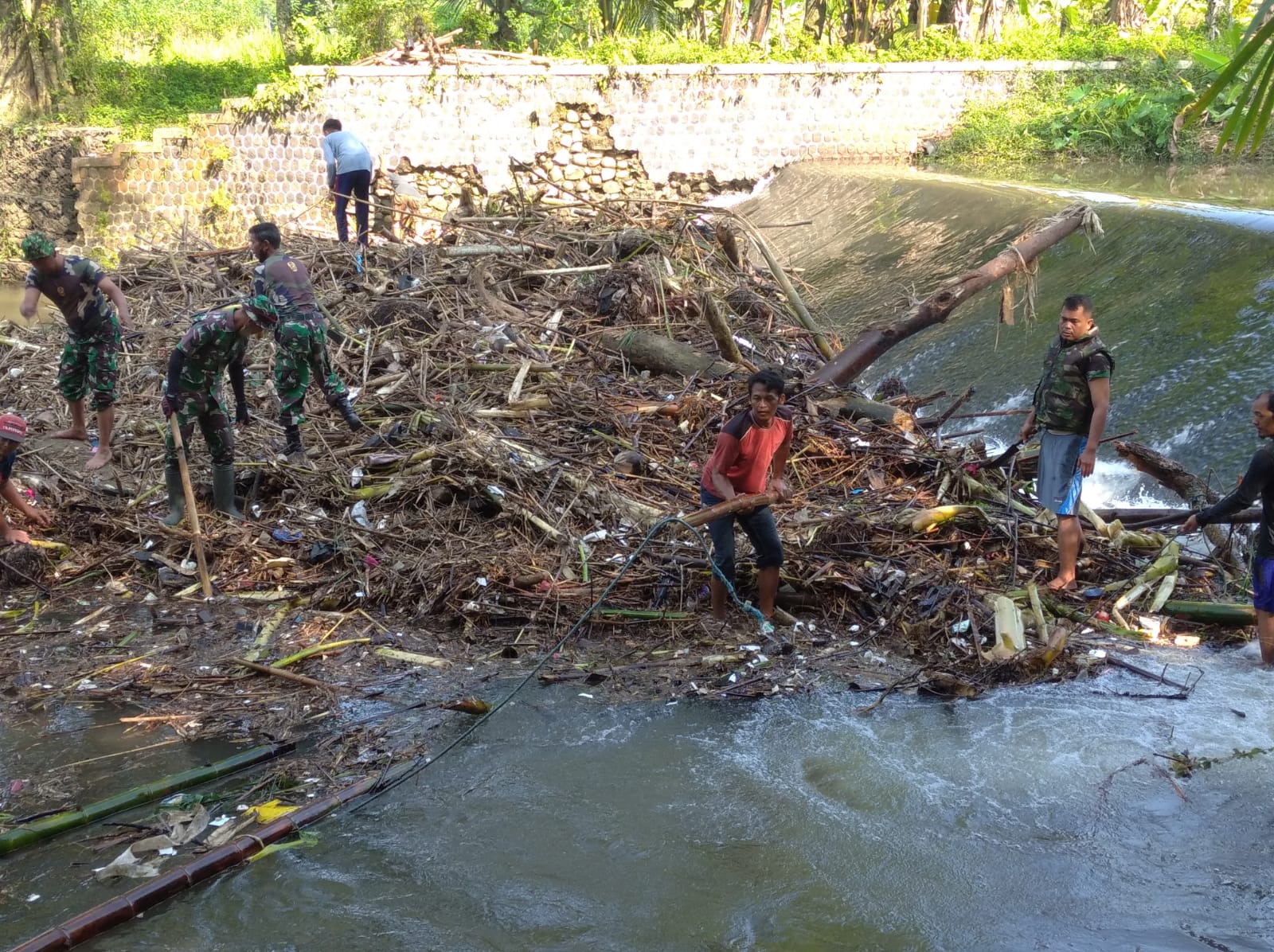  Koramil Sokaraja Bersihkan Sampah di Sungai Berem