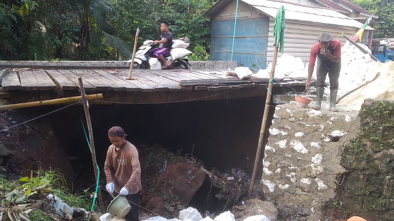 Geser Jembatan Darurat di Jalan Kabupaten, Warga Rogoh Kocek Pribadi Buat Pondasi 