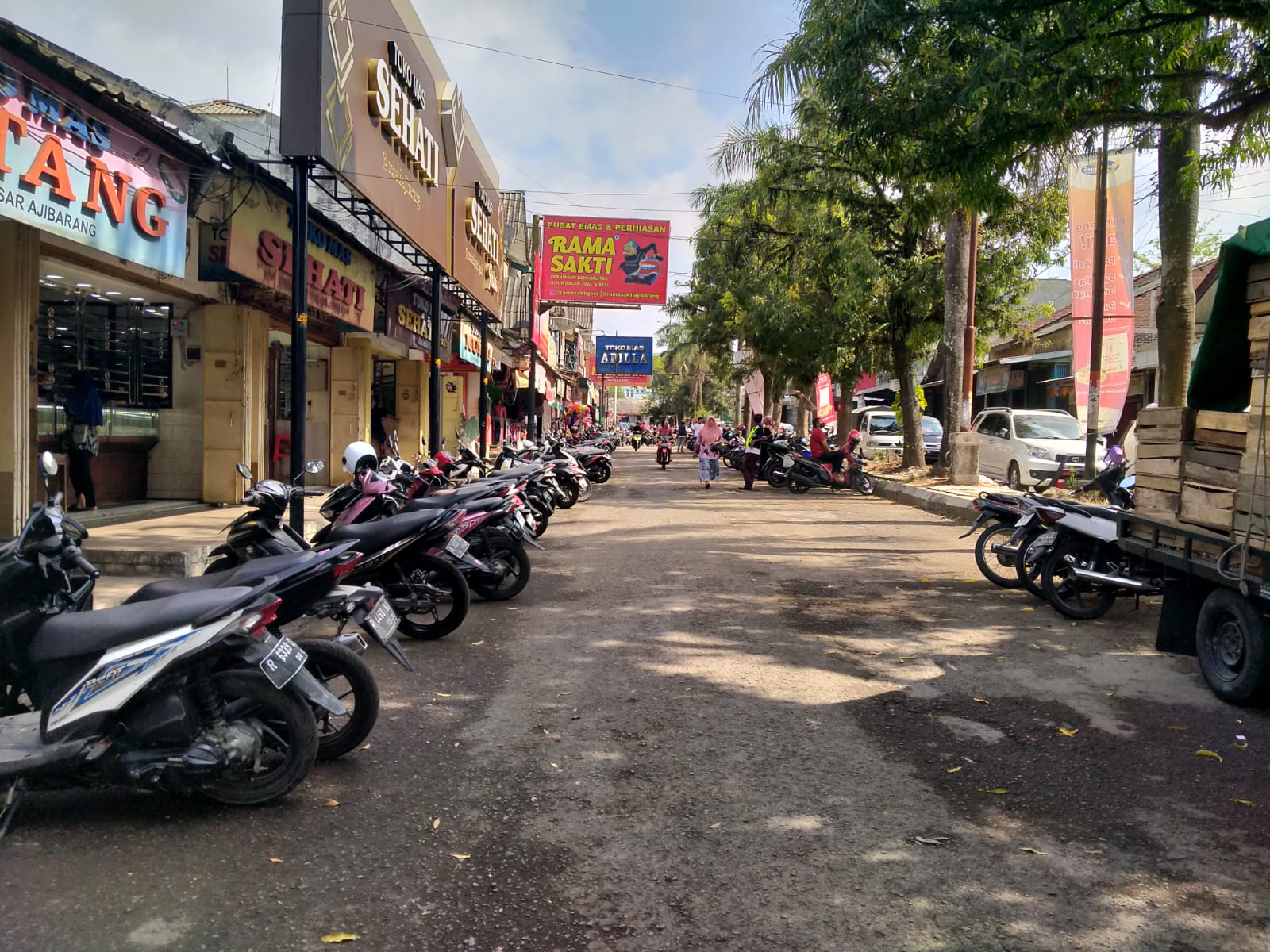 Sebagian Pedagang Pasar Tiban Ajibarang, Banyumas, Lampaui Jam Berjualan