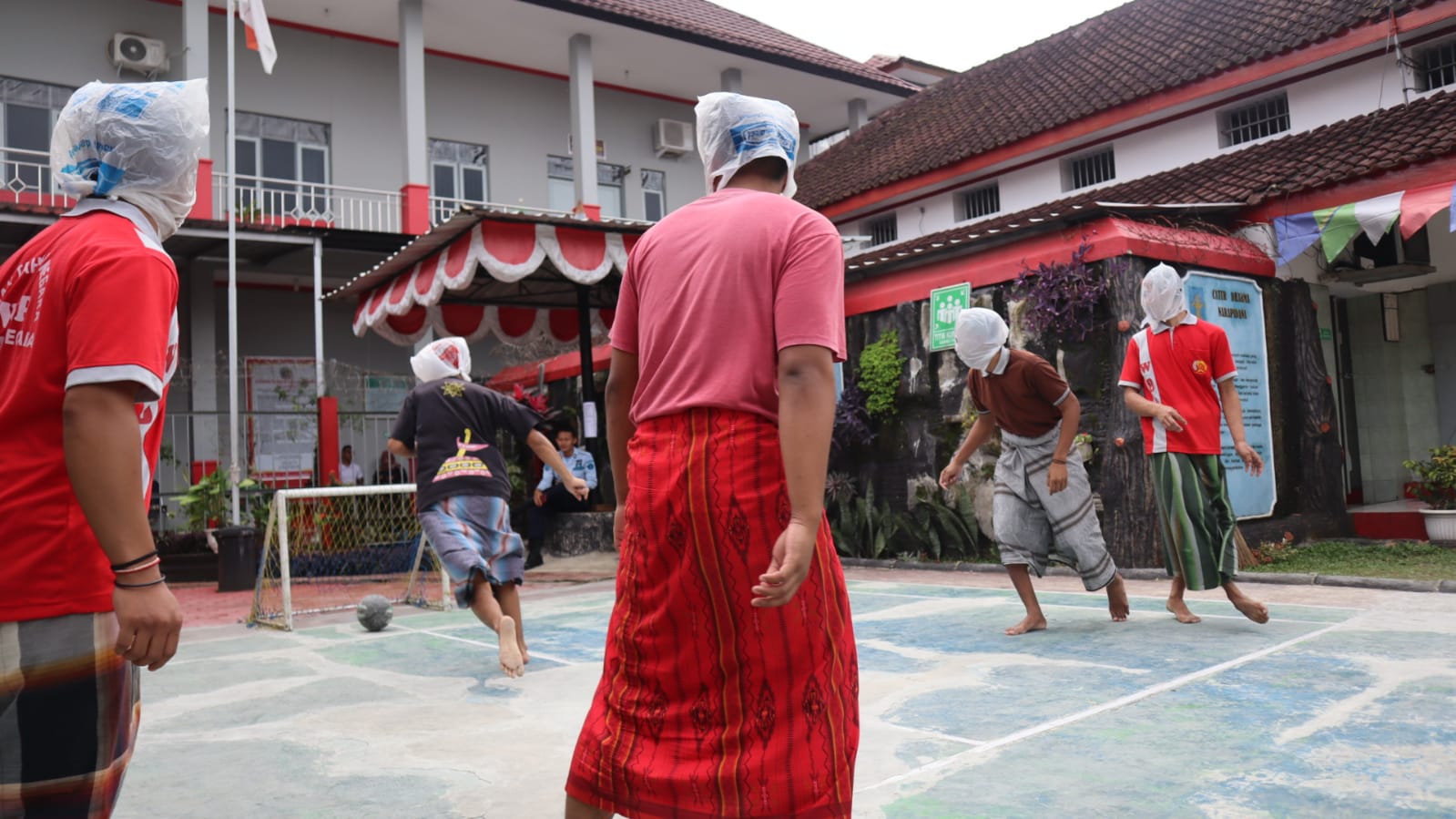 Kepala Ditutup Kresek, Para Napi di Banjarnegara Tanding Futsal untuk Meriahkan HUT RI 