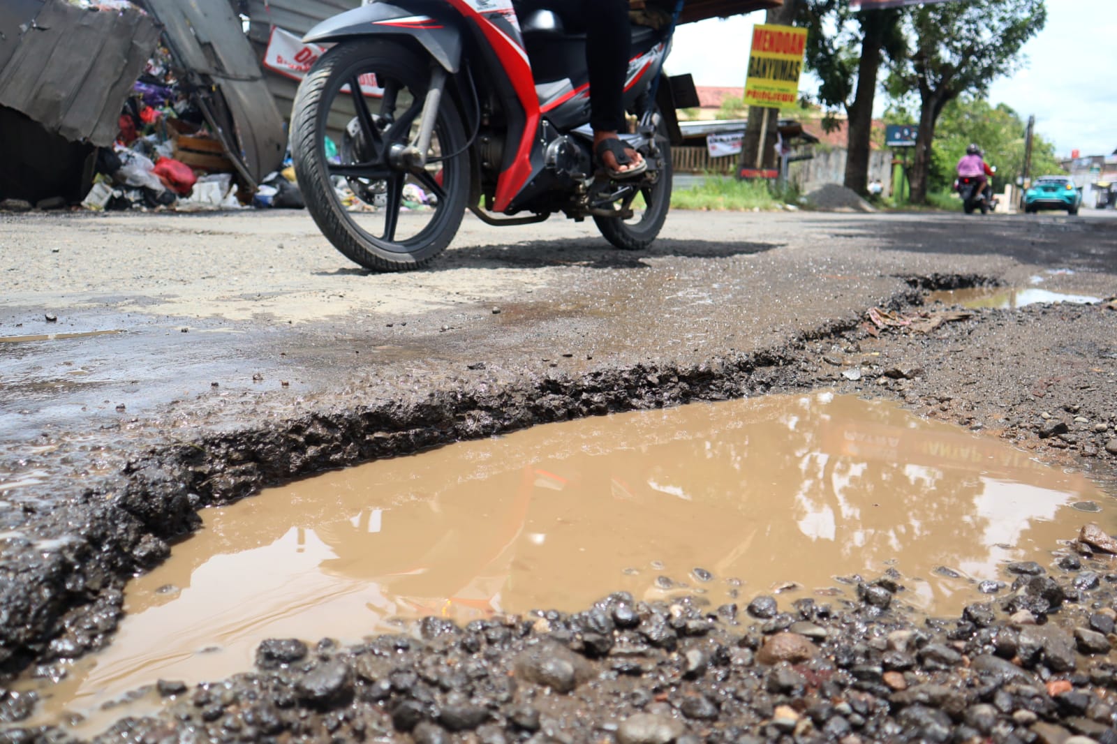 Akses Jalan ke Rumah Sakit Berlubang di Jalan dr Gumberg