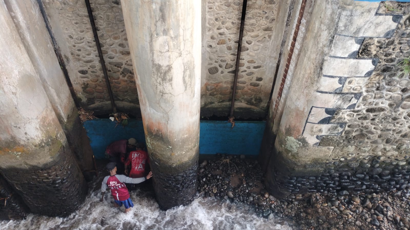 Batuan Koral Sumbat Pintu Intake Bendung Kali Jering, Sendat Pengairan ke Sawah