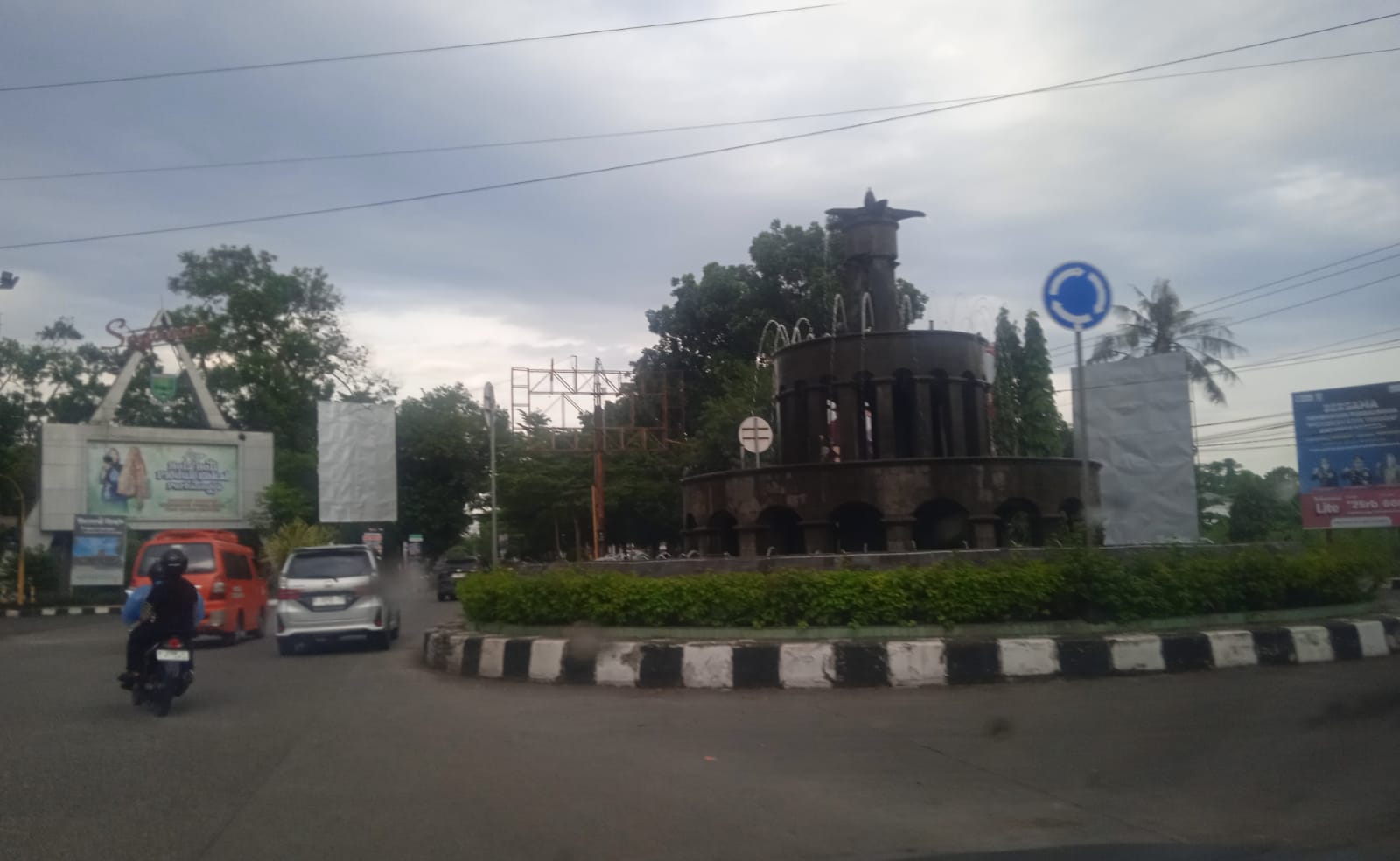 Bikin Bingung Pengendara, Bundaran Segamas Butuh Tambahan Lampu