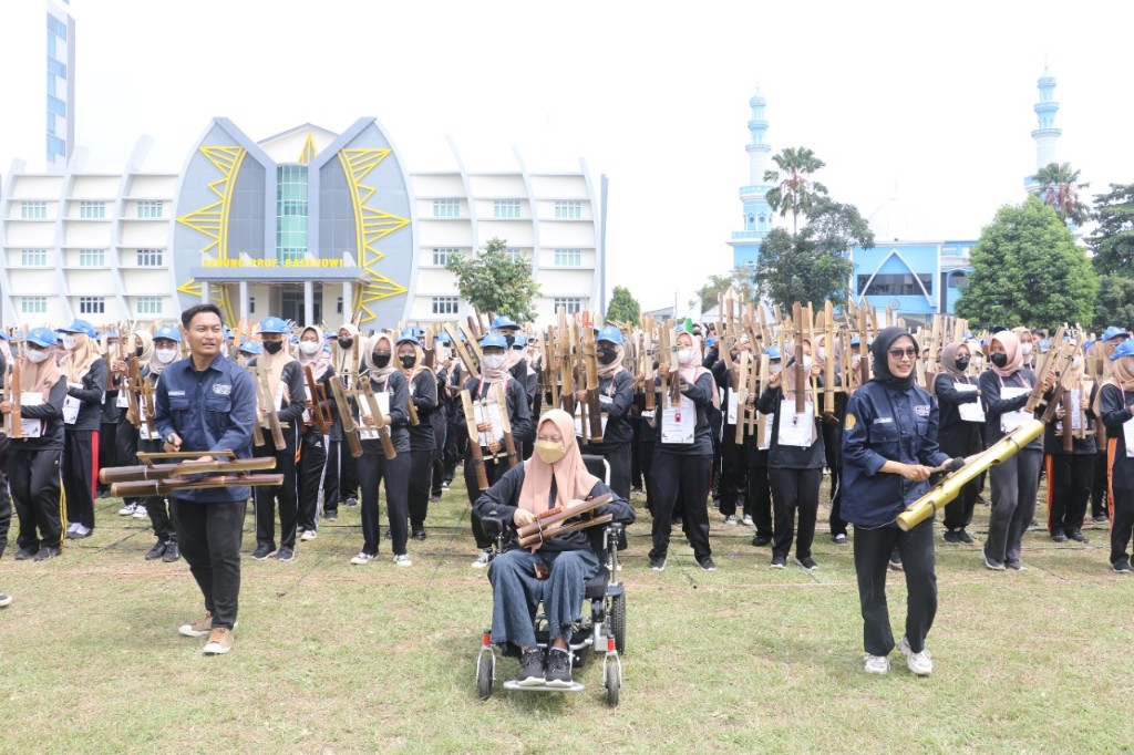 Lagu Sang Surya Muhammadiyah dengan Iringan Musik Kentongan, Pecahkan Rekor Muri oleh Mahasiswa Baru UMP