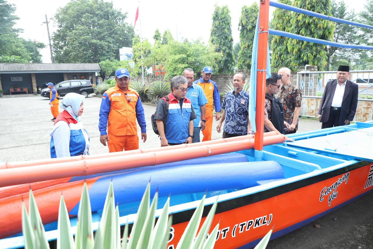 Antisipasi Potensi Laka Laut, Pertamina Serahkan Perahu Rescue untuk Nelayan Cilacap