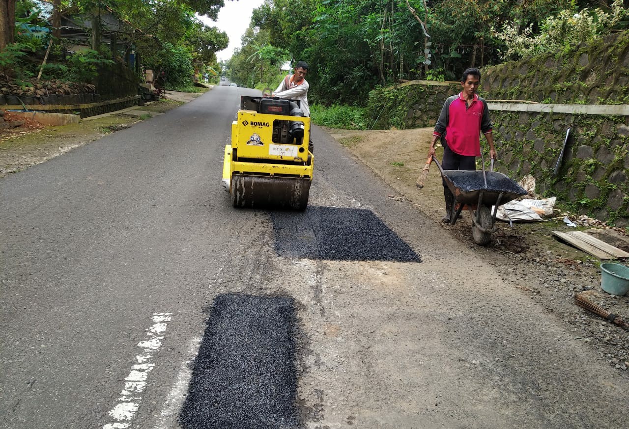 Libur, UPTD Tetap Tambal Lubang