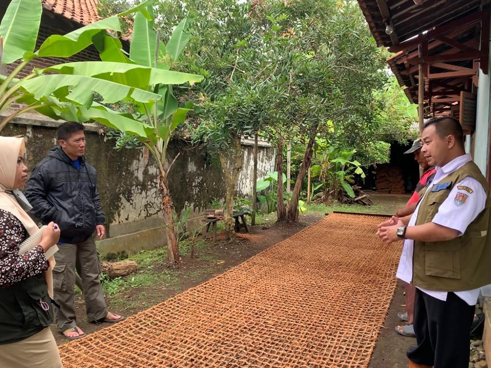 Penggunaan Anyaman Sabut Kelapa Untuk Tanggul Penahan Longsor di Cilacap, Jadi Percontohan Kabupaten Lain