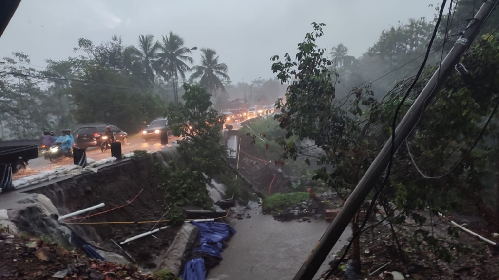 Hujan Lebat Disertai Angin Kencang, Talud Jalan di Bojongsari Kembali Longsor