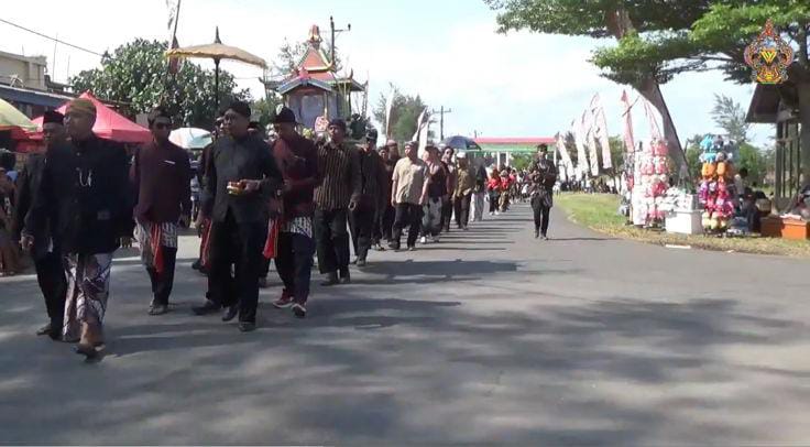 JEJAK LELUHUR DAN DOA SAMUDRA: Tradisi Paruk Barit Kidul Kubeng Pitu 2025 di Pantai Jetis, Cilacap