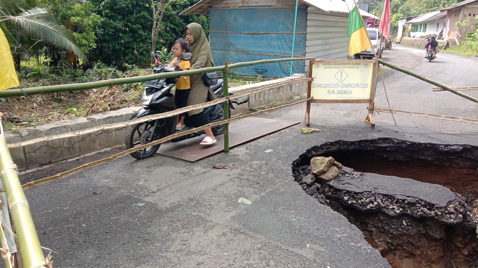Jembatan Saluran Pembuangan di Ruas Jalan Kamulyan-Watuagung Amblas