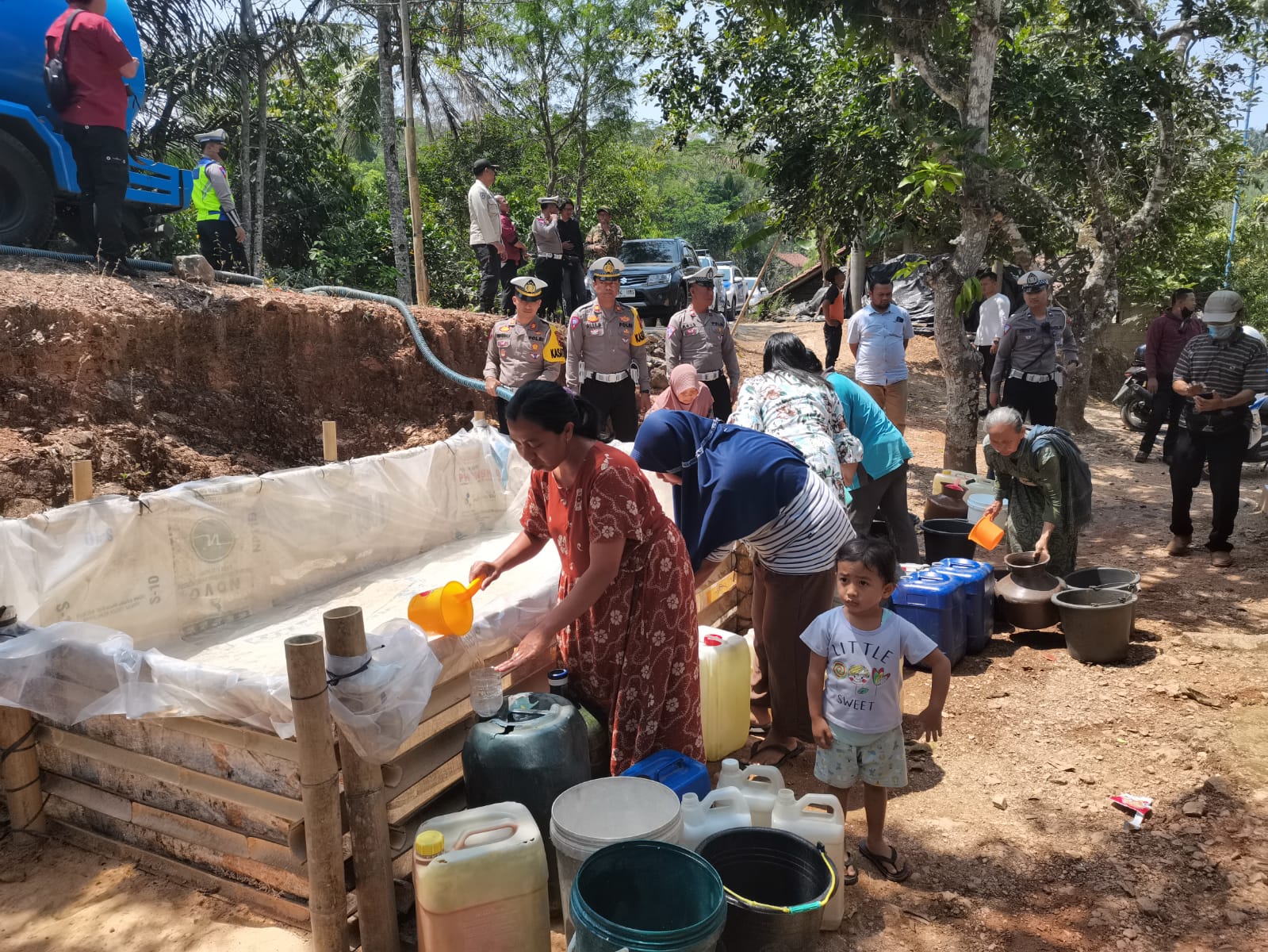 Demi Air Bersih karena Terdampak Musim Kemarau, Warga di Banjarnegara Rela Jalan Kaki 4 Km Turun Bukit