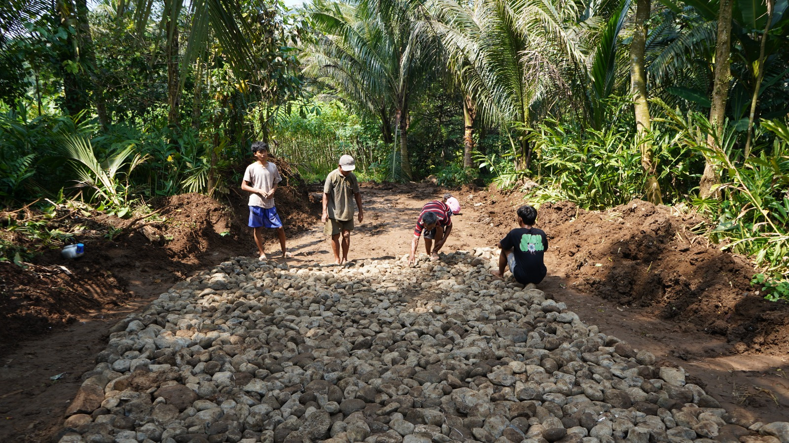 Permudah Akses Ekonomi Warga, TMMD Sengkuyung Fokus Buka Jalan Penghubung Antar Desa di Dua Kecamatan