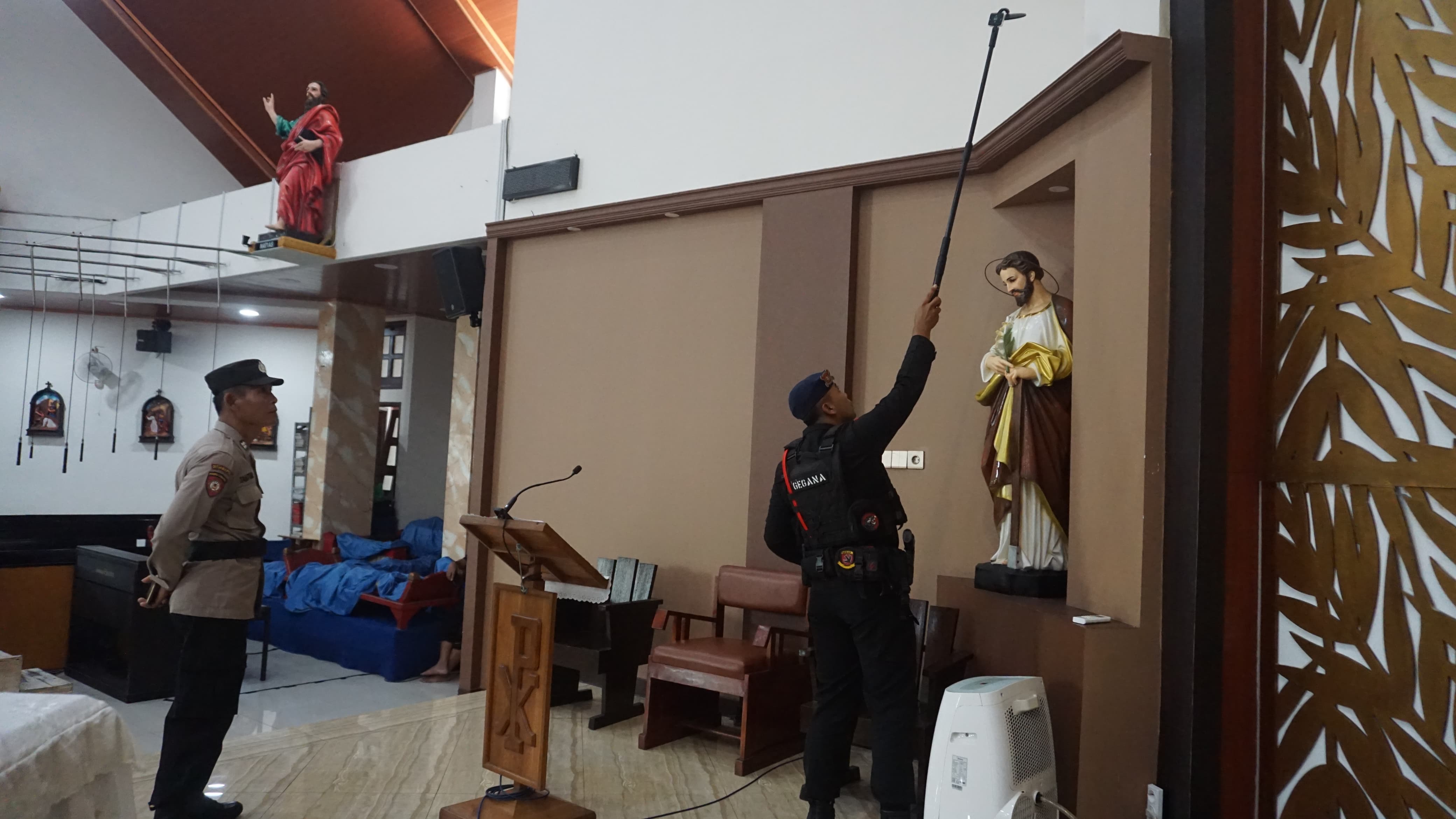 Pastikan Ibadah Natal Aman, Polres Purbalingga Datangkan Tim Gegana Brimob Sterilisasi Gereja