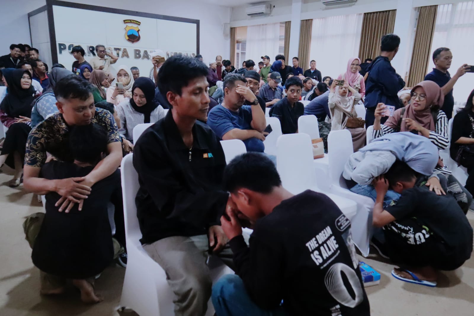 Sujud di Kaki Orang Tua, 40 Pelajar Peserta Demo Ricuh Banyumas Dipulangkan, Ngaku Cuma Ikut-ikutan