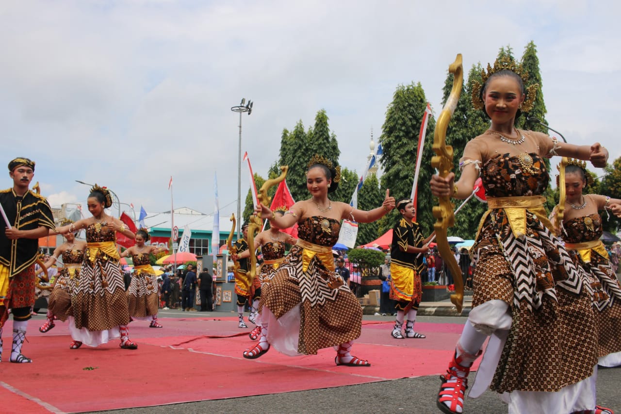 Meriah, Pawai Budaya Hari Jadi Purbalingga ke-194 Sedot Penonton Sampai Finish