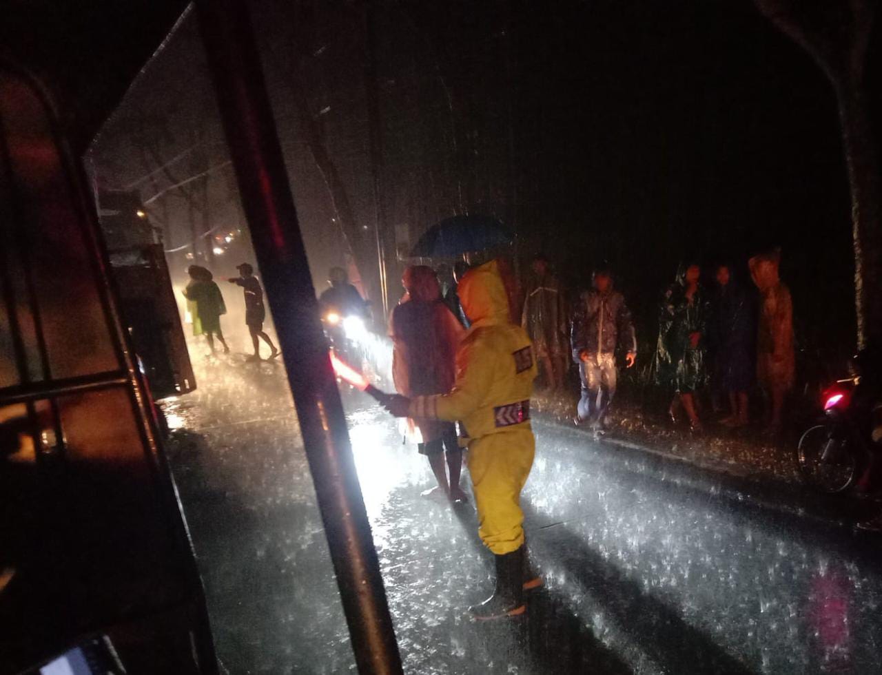 Truk Terguling dan Timpa 2 Motor di Jalan Raya Tambak-Gombong, Tiga Orang Meninggal