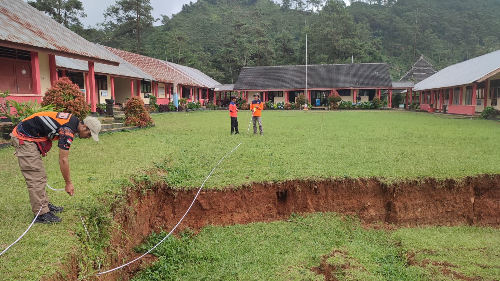 Bencana Tanah Bergerak Ancam Bangunan SMPN 2 Karangjambu